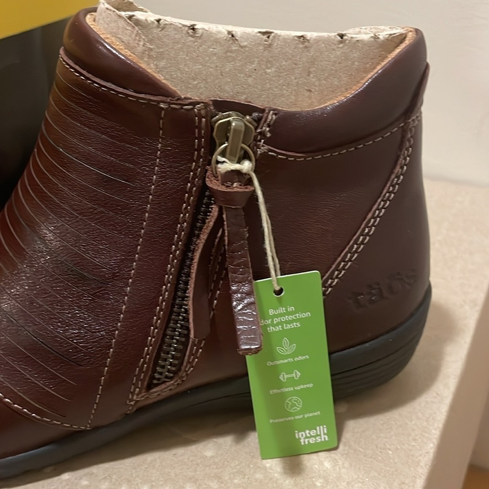 Taos Ankle Boot, Size 6M - Picture 5 of 6